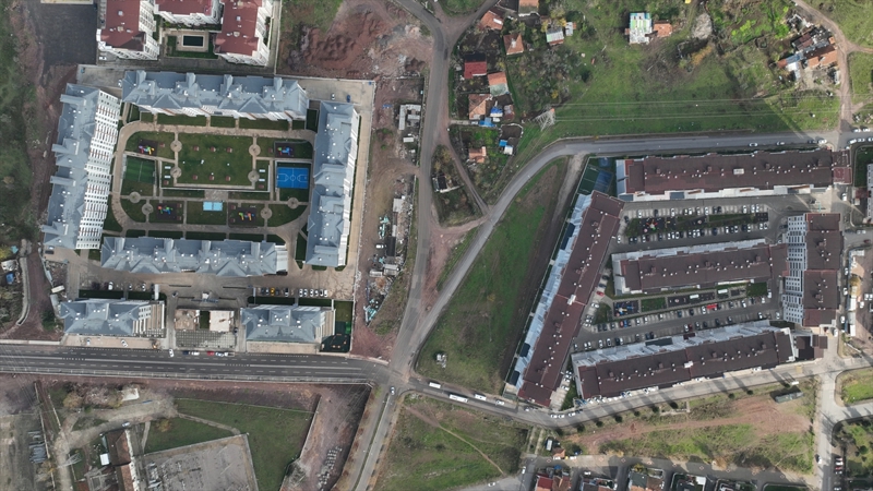 Sezer, deprem sonras� bir�ok insan�n il�eyi terk etti�ini ancak yap�lan yat�r�mlarla il�e n�fusunun 180 binin �zerine ��kt���n� belirterek, n�fus art���na ba�l� ortaya ��kan ihtiya�lar�n kar��lanmas�na y�nelik y�r�t�len �al��malardan bahsetti.