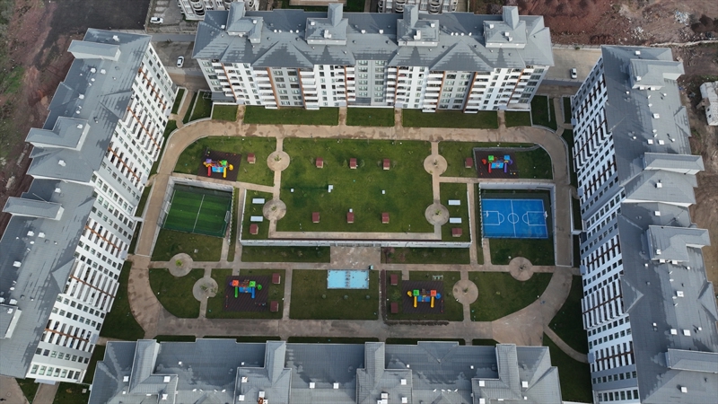 <p>Sezer, G�lc�k'teki insanlar�n b�y�k �o�unlu�unun yeni yap�lan binalarda oturdu�unu aktararak, �zellikle G�lc�k merkezde D-130 kara yolunun kenar�nda eski binalar�n oldu�unu s�yledi.</p><p>Bunlarla ilgili �al��ma yap�lmas� gerekti�ini dile getiren Sezer, 'Kentsel d�n���mde oldu�u gibi b�y�k bir alan�n ada �eklinde yenilenmesi, ayn� zamanda �ehrin modern bir g�r�n�me kavu�mas�n� da sa�l�yor. Hem yap� stoku yenilenmi� oluyor hem de bu alanda 1000 ara�l�k bir otopark�n yap�lmas�, bir yandan da trafik yo�unlu�unun azalt�lmas�na katk� sa�layacak. Kentsel d�n���m, ticari anlamda da �ehrin �ekim merkezi olmas�na katk� sa�layacakt�r.' �eklinde konu�tu.</p>