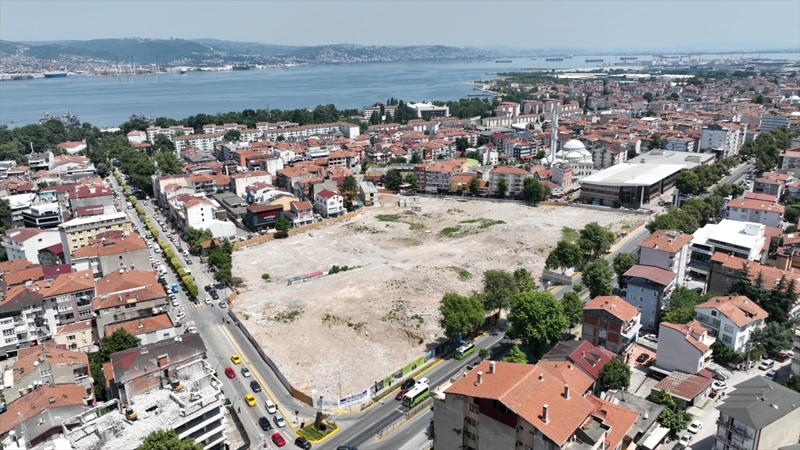 <p>Ayg�n, �u anda il�enin en eski ve merkezi b�lgesi olan Deniz Mahallesi'nde 30 d�n�m alanda 242 daire ve 217 hak sahibi i�in d�n���m �al��mas� yapt�klar�n� vurgulayarak, 'Vatanda�lar�m�z�n y�zde 95'iyle anla�ma sa�lad�k ve kira �demeleri ba�lad�. �evre, �ehircilik ve �klim De�i�ikli�i Bakanl��� ve TOK� �zerinden projeler ger�ekle�tiriyoruz. Y�k�lacak 3 bina kald�. �n�allah 2-3 ay i�inde temelleri atmay� planl�yoruz.' ifadelerini kulland�.</p><p>Deniz Mahallesi'nde di�er etap i�in de fizibilite �al��mas�n� tamamlad�klar�n�, vatanda�lar�n m�racaat etmesi halinde o k�s�mlar� da kentsel d�n���me haz�rlayabileceklerini belirten Ayg�n, vatanda��n onay� olmadan d�n���m yapmalar�n�n m�mk�n olmad���n� vurgulad�.</p><p>Ayg�n, Derince'nin sahiliyle da�lar�yla k�yleriyle g�zel bir il�e oldu�unu dile getirerek, eski yap�lar�n da d�n��mesiyle il�enin cazibesinin daha artaca��n� ve �ekim merkezi haline gelece�ini s�zlerine ekledi.</p>