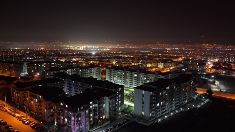 Bina ya� ortalamas� 30 olan il�ede mevcut konut stokunun y�zde 60'�n� 17 A�ustos 1999'dan �nce in�a edilen binalar olu�turuyor. �l�ede depremden kalma a��r hasarl� 1 bina bulunuyor.