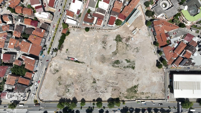 <p>Ayg�n, il�ede �u an 17 bin bina bulundu�unu ve bunlardan 10 bininin deprem �ncesi in�a edilen binalar oldu�u bilgisini vererek, '1999'daki depremden bu yana yakla��k 6 bin 850 konut yenilendi. Derince'de �u an bina ya� ortalamas� 30 olarak g�r�n�yor ancak kentsel yenileme sonras�nda bu daha da d��ecektir.' diye konu�tu.</p><p>Marmara Depremi'ndeki ac�lar�n tekrar ya�anmamas� i�in il�ede ba�latt�klar� kentsel d�n���m �al��malar�n�n s�rd���n� vurgulayan Ayg�n, ��yle devam etti:</p><p>'Yenikent Mahallesi'ndeki Araptepe mevkisinde 30 d�n�ml�k alan 2017 y�l�nda riskli alan ilan edildi. 428 dairesi olan bir kentsel d�n���m projesini ba�ar�yla ger�ekle�tirdik. 47 hak sahibi bulunan alanda y�zde 100 uzla�ma oran� yakaland�. 2020'de in�aat �al��malar� ba�layan alanda, hak sahiplerine 2022 y�l�nda tapular� teslim edildi. �u anda 47 hak sahibi evlerinde oturuyor.'</p>