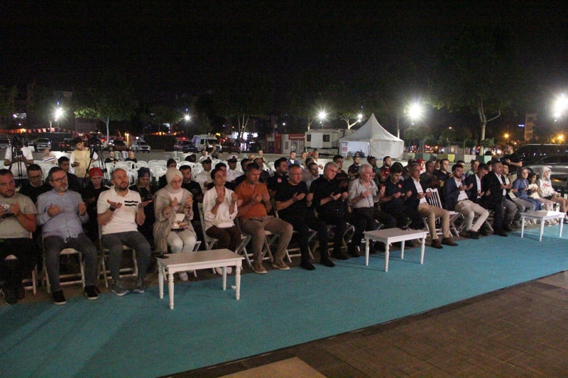 <p>AA muhabirinin derlediği bilgilere göre, 17 Ağustos 1999 saat 03.02'de 7,4 büyüklüğünde meydana gelen ve 45 saniye süren Marmara Depremi; Kocaeli, Yalova, Sakarya, İstanbul ve Düzce'de yıkıma neden oldu.</p>