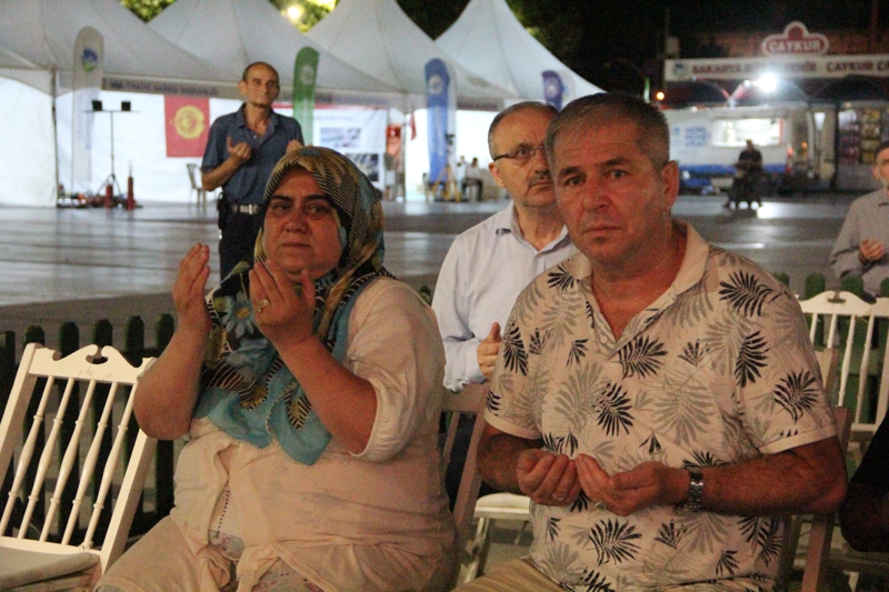 <p>Yaklaşık 200 bin kişinin evsiz kaldığı, 66 bin 441 konut ve 10 bin 901 iş yerinin yıkıldığı depremden 16 milyona yakın kişi değişik düzeylerde etkilendi, 285 bin 211 konut ve 42 bin 902 iş yerinde hasar tespit edildi.</p>