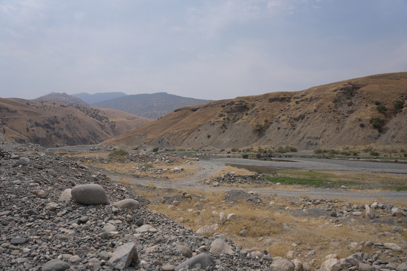 <p>Tahran y�netiminin yaz aylar�nda g�nlerce, gerek�esiz ve haber vermeden su ak���n� kesmesi ise halihaz�rda ciddi su problemi ya�ayan Irak'� daha da zor duruma sokuyor.</p>