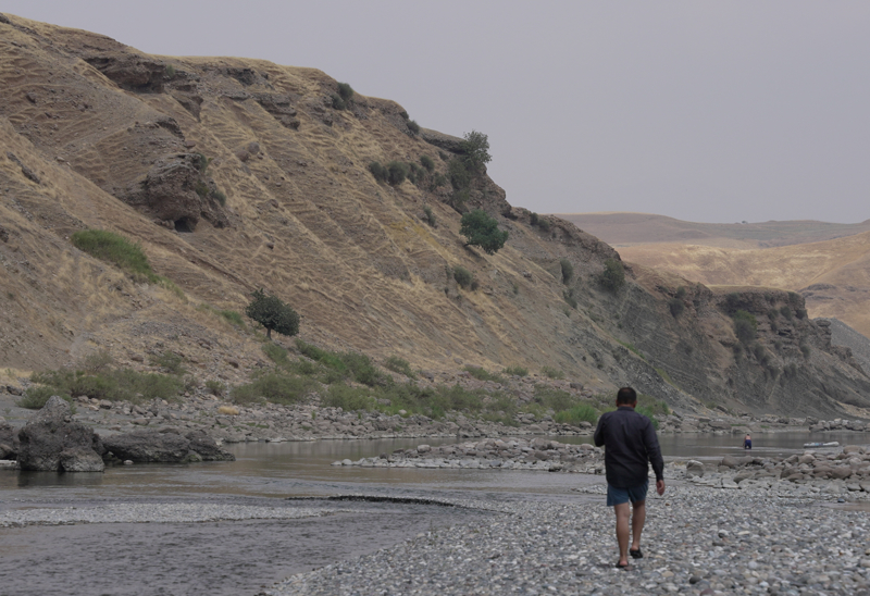 <p>Yine �ran'dan akan K���k Zap Suyu da Irak'�n S�leymaniye kentinden ge�erek Kerk�k kentine ve oradan da Irak'�n i� kesimlerine do�ru ilerliyor.</p>