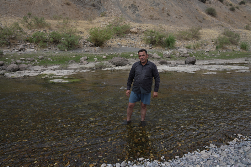 <p><b>- '�ran kendi keyfine g�re suyu kapat�p a��yor'</b></p><p>�mer, �ran i�erisinde k�sa s�re �nce in�a edilen baraj nedeniyle bu sorunun daha da artmaya ba�lad���n� vurgulad�.</p><p>Su kesintisinin daha �nce de ya�and���n� hat�rlatan �mer, '�ran �zellikle yaz aylar�nda suyu farkl� aral�klarla kesiyor. Suyun kesilmesi nedeniyle her y�l sorunlar ya��yoruz. Bunu da a�abilmek i�in nehirdeki suyu havuzlarda topluyoruz.' dedi.</p>