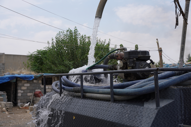 <p>�mer, su kesintisinin ne kadar daha devam edece�ine ili�kin 'Bu konuda tam olarak bizlere bilgilendirme yap�lm�yor. �ran kendi keyfine g�re suyu kapat�p a��yor. Bu s�re bazen 2 g�n bazen de 10 g�ne kadar uzuyor.' diyerek ya�ad�klar� s�k�nt�y� dile getirdi.</p>