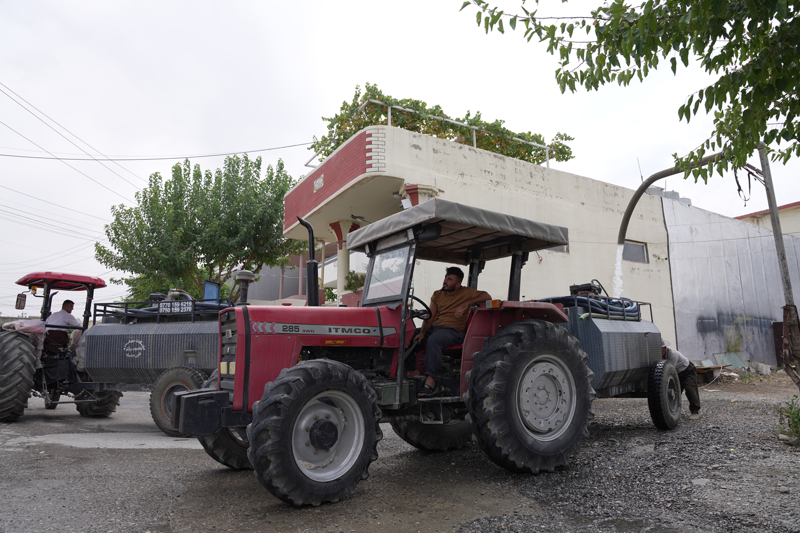 <p>Derbendihan Baraj� M�d�r� Seman �smail, 2022 y�l�nda AA muhabirine yapt��� a��klamada, baraj� besleyen su kaynaklar�n�n y�zde 70'inin �ran'dan geldi�ini belirterek, su kaynaklar�n�n �nemli �l��de azald��� ve barajdaki su seviyesinin d��t���n� s�ylemi�ti.</p>