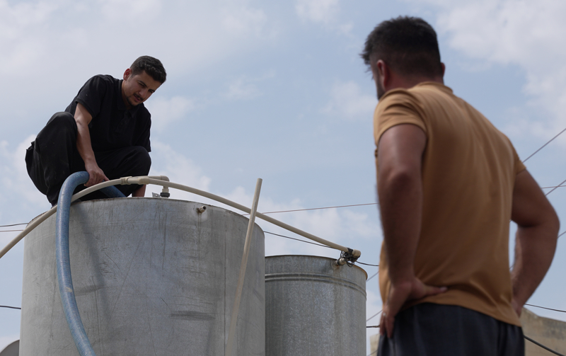 <p>Irak'�n iklim de�i�ikli�i nedeniyle y�lda yakla��k 400 bin d�n�m tar�m arazisini kaybetti�ini vurgulayan Lootsma, batakl�klar�n kurumas�, arazi bozulmas� ve ��lle�me gibi iklim de�i�ikliklerinin Irak'� Orta Do�u'da kum ve toz f�rt�nalar�ndan en �ok etkilenen �lkelerden biri haline getirdi�ini s�ylemi�ti.</p>