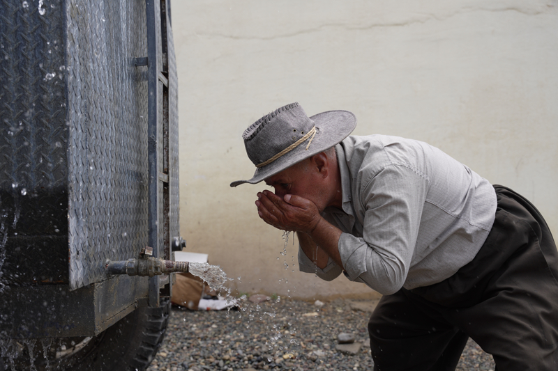 <p>Erbil'de baz� mahallelerde haftalar s�ren su kesintileri nedeniyle halk zaman zaman soka�a ��k�p k���k �apl� eylem yaparken, �ran'�n yaz aylar�nda su ak���n� kesmesi nedeniyle g�neydeki Basra'da da 2018'in yaz aylar�nda sokaklara d�k�len halk, �ran y�netimini protesto etmi�ti.</p><p>Ge�en senelerde �ran'dan Irak'a akan kirli ve tuzlu sular da tar�msal alanlarda y�k�mlara yol a�m�� ve bir�ok �ift�i topraklar�n� b�rak�p Basra kent merkezine g�� etmek zorunda kalm��t�.</p>