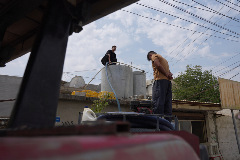 <p>Irak K�rt B�lgesel Y�netimi (IKBY) �evre Komisyonu Ba�kan� Abdurrahman S�dd�k, Temmuz 2022'de �lkede ��lle�me oran�n�n y�zde 39'a ula�t���n� aktarm��t�.</p><p>S�dd�k, Irak'ta ki�i ba��na d��en su miktar� kullan�m�n�n 350-400 litre civar�nda oldu�unu ancak bunun y�zde 80'inin israf edildi�ini kaydetmi�ti.</p>