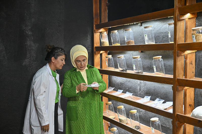 <p>Emine Erdo�an, �r�nlerin paketlenmesinde plastik yerine cam kavanoz, naylon po�et yerine bez torbalar kulland�klar�n� anlatan kad�nlar� tebrik ederek, duydu�u memnuniyeti ifade etti.</p>