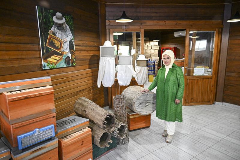 <p><b>- Sezonun ilk s�zme bal�n� haz�rlad�</b></p><p>Emine Erdo�an, daha sonra 'Ar�c�l�k At�lyesi'nde bulunan, ge�mi�te kullan�lm�� ve modern ar� kovanlar�n� inceledi. Emine Erdo�an'a, nefes darl��� gibi baz� rahats�zl�klarda uygulanan ar� havas� (api-air) y�ntemi de anlat�ld�.</p>