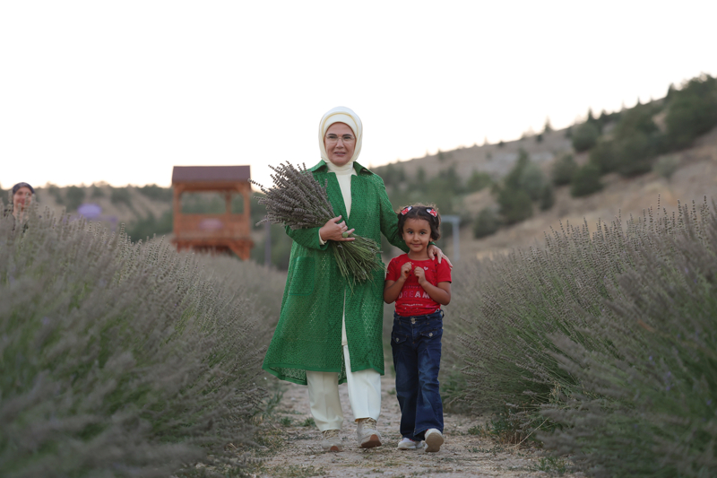 <p>Lavanta ya�� �retiminin yap�ld��� makineleri inceleyen Emine Erdo�an'a �al��anlar lavanta kolonyas� ikram etti. Emine Erdo�an da �i�eledi�i lavanta kolonyas�n� �evredekilere da��tt�.</p>