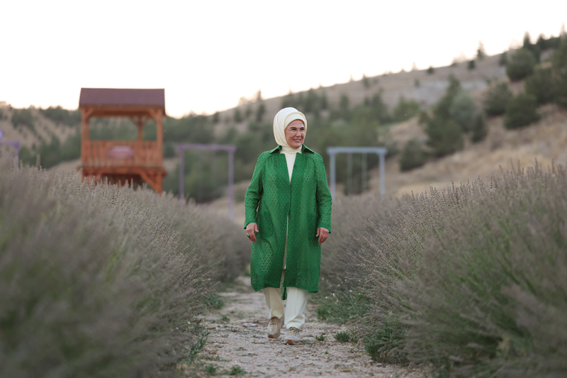 <p><b>- Ekolojik tar�m�n �nemine dikkati �ekti</b></p><p>K�ydeki ekolojik tar�m uygulamalar� hakk�nda bilgi alan Emine Erdo�an, �retimin, s�rd�r�lebilir tar�m teknikleri ile do�a ve toprak korunarak yap�lmas�n�n �nemini vurgulad�. Emine Erdo�an, bu �ekilde �retim yapan kad�nlar� tebrik etti.</p>