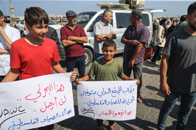 Göstericiler, uluslararası toplumdan Filistinli balıkçılara koruma sağlanmasını talep eden pankartlar taşıdı.
