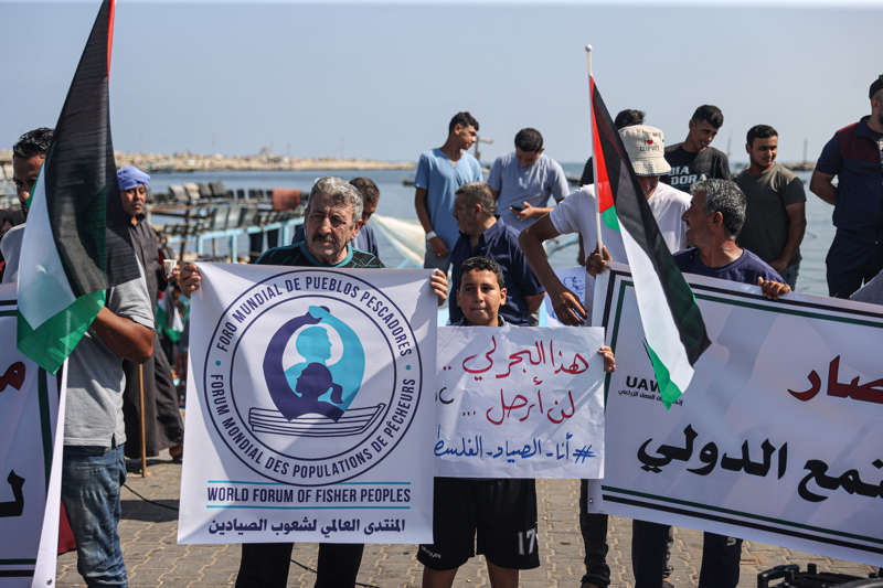 <p>Bekri, uluslararası topluma, 'ihlallerini durdurması ve Filistinli balıkçıların önünde denizin kapılarının açılması için İsrail'e baskı yapması' çağrısında bulundu.</p><p>Gazze'deki kadın balıkçı Madelin Kulab de konuşmasında uluslararası toplumdan balıkçıların deniz ablukasının kaldırılmasını, İsrail ihlalleri karşısında onlar için uluslararası koruma sağlanmasını talep etti.</p>