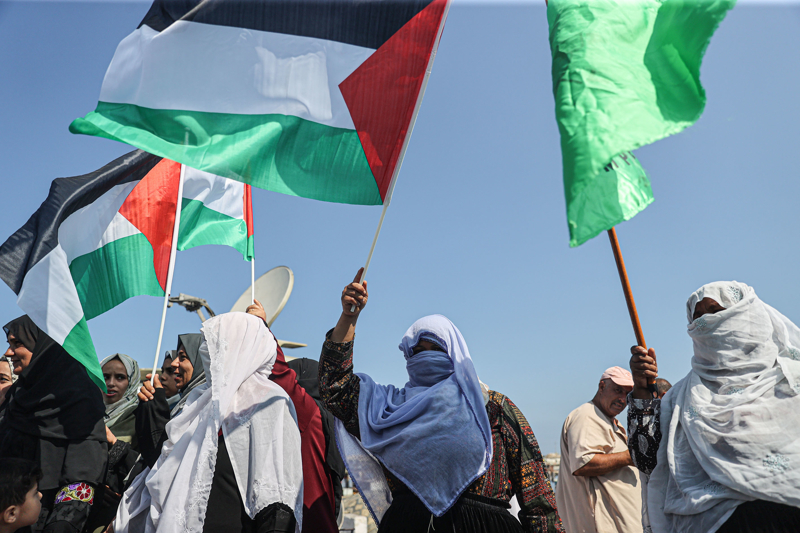 <p>Balıkçılık mesleğinin Gazze dışında zaman içinde modern cihaz ve ekipmanlarla geliştiğini kaydeden Kulab, abluka nedeniyle ekipmanların bakımı için gerekli yedek parçaların dahi Gazze'ye getirilemediğine dikkati çekti.</p><p>Bağımsız İnsan Hakları Komisyonu Genel Müdür Yardımcısı Cemil Serhan da İsrail ablukası nedeniyle Gazzeli balıkçıların sıkıntılarının 16 yılı aşkın süredir devam ettiğini ifade etti.</p><p>İsrail ablukasının uluslararası tüm değerlere ve anlaşmalara aykırı olduğunu vurgulayan Serhan, Filistinli balıkçıların, her gün geçimini sağladığı sırada gerekçe gösterilmeksizin vurulma da dahil olmak üzere ağır ihlallere maruz kaldığını söyledi.</p><p>Serhan, İsrail'in, gözaltına alınan balıkçıları uluslararası standartlara uygun olmayan yerlerde tuttuğunu, işlerini engellemek için çeşitli şiddet ve aşağılamalara maruz bıraktığını belirtti.</p>