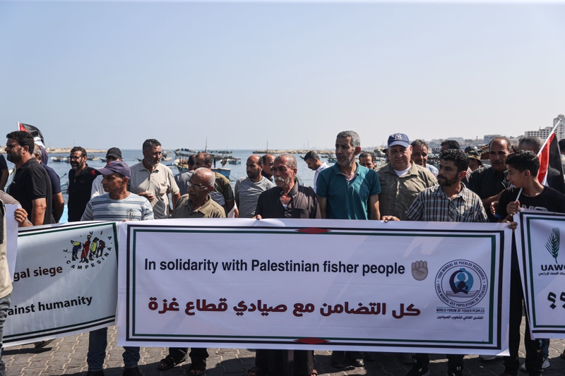 <p><b>- İsrail'in Gazze'de Filistinli balıkçılara yönelik ihlalleri</b></p><p>İsrail, yaklaşık 2 milyon Filistinlinin yaşadığı Gazze Şeridi'ni 2006'dan bu yana kara, deniz ve havadan abluka altında tutuyor.</p><p>Filistin Tarım Bakanlığına göre 4 bine yakın balıkçının bulunduğu Gazze'de balıkçılık önde gelen geçim kaynaklarından biri olarak biliniyor.</p><p>İnsan hakları raporlarına göre, İsrail diğer ihlallerine ek olarak Gazze'deki balıkçıları sık sık gözaltına alıyor ve teknelerine el koyuyor. Tel Aviv yönetimi, Gazze Şeridi'ndeki balıkçıların avlanma mesafesini de zaman zaman düşürüyor.</p><p>Filistin Kurtuluş Örgütü ile İsrail arasında 1993 yılında imzalanan Oslo Anlaşması'na göre Filistinliler, herhangi bir İsrail müdahalesine maruz kalmadan Gazze Şeridi'nden 20 mil açığa kadar serbest hareket etme hakkına sahip ancak İsrail yönetimi Filistinli balıkçıların bu hakkına engel oluyor.</p>