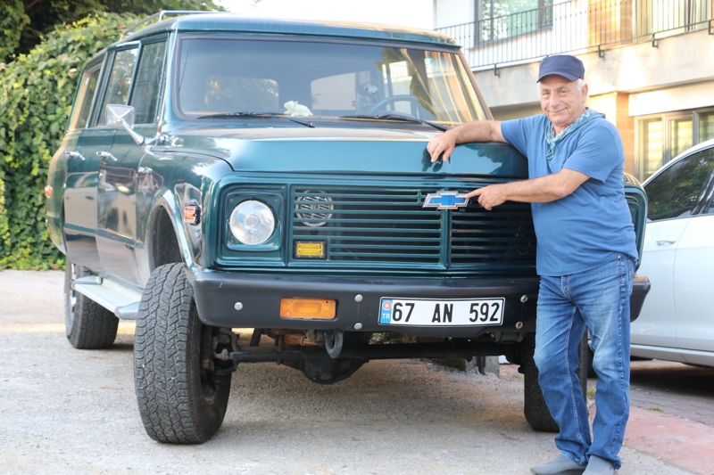 <p><b>Satılık ilanına koydum, ev teklif eden oldu'</b></p><p>Seçici olduğunu ve aracını değer verip sahip çıkabilecek kişiye satmak istediğini söyleyen Albayrak sözlerini şöyle tamamladı:</p><p>'Aracı satılık ilanına koydum. Ev teklif eden oldu. Ben biraz seçici insanım. Para benim için ikinci planda. Araca bakabilecek, yürütebilecek insanı bulursam. Bir çok da yedek parçam var. İyi birisine giderse araç üzülmem. 68 yaşına geldim. İsterim ki 45-50 yaşlarında bu işin hazzını yaşayabilecek bir kişi sahiplensin.'</p><p>Kullanım kılavuzlarını da sakladığı aracın yakın süreçte eksiksiz bir şekilde fenni muayeneden geçtiğini söyleyen Albayrak, tüm parçalarıyla tek tek ilgilendiğini söyleyerek görenlerin hatıra fotoğrafı talebini ise geri çevirmediğini sözlerine ekledi.</p>