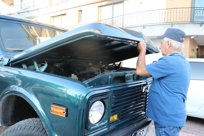 <p><b>'Bazı kendini bilmezler aracı çizince üzüldüm'</b></p><p>52 yıllık klasik aracı yol kenarına park ettikten sonra kimliği belirsiz kişilerce çizildiğini ve buna üzüldüğünü anlatan Albayrak, '52 yıllık bir araba. Kolay kolay parça bozmuyor. Ancak kullanımdan kaynaklı bazı parçalar yıpranıyor. Onları da Amerika'dan ithal ettim. 22 yıl sonra 28 aylık restorasyonun ardından aracı bu hale getirdik. Kapalı bir garajımız vardı. Orayı kaybettik. Aracı maalesef dışarıya çıkartmak durumunda kaldık. Araçla ilgili kıskançlıklar başladı. Bazı kendini bilmezler aracı çizmeye başladılar. O da beni üzmeye başladı. Baktım araca sahip çıkamıyorum. Garajı olan en az benim kadar iyi bakabilecek birisine satmak düşüncesi hasıl oldu' diye konuştu.</p>