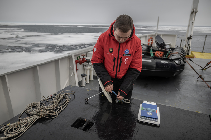 <p>Nart, 'Hidrografik �al��malardaki as�l amac�m�z denizlerde derinlik bilgilerini elde etmek. Geli�en teknolojiyle birlikte hidrografi verisi elde etmek i�in art�k uydu kaynakl� batimetriyi kullanmakta ve bununla ilgili �e�itli �al��malar yapmaktay�z.' �eklinde konu�tu.</p><p>Kuzey Kutbu'nda bulunma ama�lar�n�n so�uk sulardaki de�i�ikli�in uydu kaynakl� batimetriye olan etkisini incelemek ve �����n denizde ne kadar etki etti�ini g�rmek oldu�unu vurgulayan Nart, �u bilgileri verdi:</p>