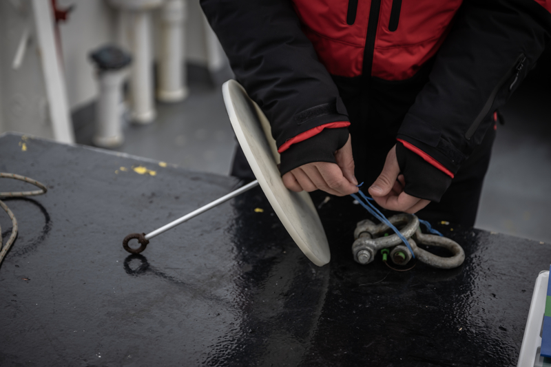 <p>- 'Hidrografik �al��malardaki as�l amac�m�z denizlerde derinlik bilgilerini elde etmek'</p><p>Sefere kat�lan Deniz Kuvvetleri Komutanl��� Seyir, Hidrografi ve O�inografi Dairesi Ba�kanl���ndan M�hendis �ste�men Semih Nart da hedeflerinin gemilerin g�venli seyir yapmalar� amac�yla haritalar �retmek oldu�unu, bu kapsamda o�inografik ve hidrografik �al��malar yapt�klar�n� ifade etti.</p>