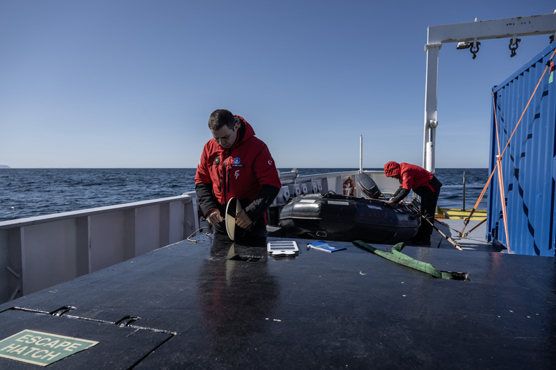 'Suyun renginin, s�cakl���n�n, tuzlulu�unun bu �l��mlere olan etkisini inceliyoruz. Daha �nce Antarktika'da �e�itli hidrografik �l��mleri ger�ekle�tirmi�tik. Yer yer bazen zorluklar ya��yoruz, derinli�in azald���, buz hareketinin �ok oldu�u yerlerde gemilerimiz �l��m ger�ekle�tiremiyor. Bu durumlarda da uydu kaynakl� batimetriyi kullanmak amac�nday�z. Bununla ilgili �����n k�r�l�m�, �����n denizin alt�na ne kadar penetre etti�ini g�rmek ad�na �u an bulundu�umuz noktada �e�itli �al��malar yapmaktay�z.'