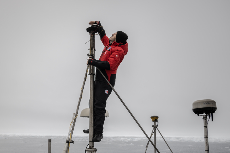 <p>Bi�er, sefer kapsam�nda bir�ok ara�t�rmac�yla �al��ma y�r�tt�klerini belirterek, konu�mas�n� ��yle s�rd�rd�:</p><p>'Kendi mikroi�lemci tasar�m�m olan bir �l�me devresini burada denemek istedim ve kutup �artlar�nda �al��mas� i�in veri toplamay� ama�l�yorum. Ayn� zamanda T�B�TAK MAM Kutup Ara�t�rmalar� Enstit�s� ara�t�rmac�lar�ndan Dr. Erhan Arslan'�n solar panel verimi hakk�ndaki projesini birlikte ger�ekle�tiriyoruz. Arktik b�lgede g�ne� ve ���k �artlar�na g�re verimlili�i �l��lecek. Belirli saatlerde, belirli g�ne� �����nda solar radyasyon de�erlerini �l�erek projeyi ger�ekle�tiriyoruz.'</p>