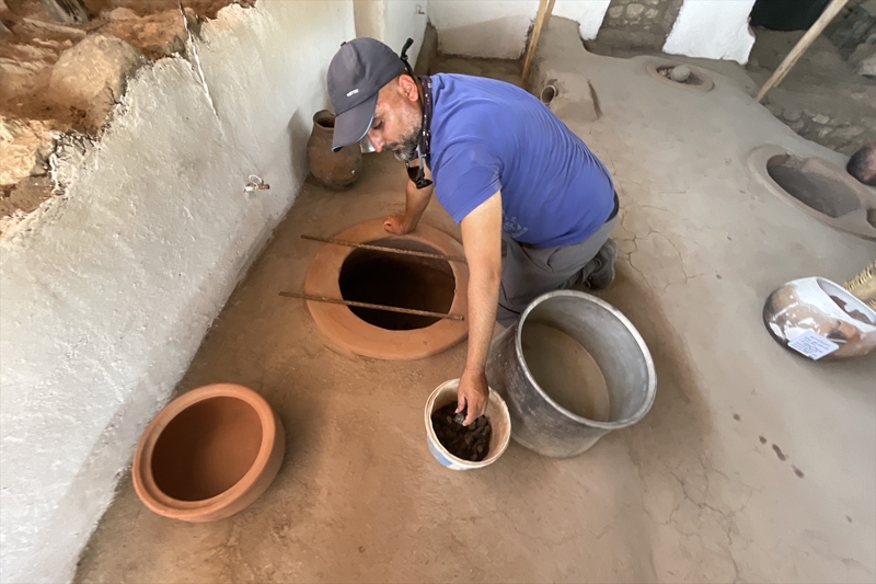 <p>Aytaç, kalenin Sarayönü bölümünde ortaya çıkarılan mutfağın alt katmanlarının da olabileceğini tahmin ettiklerini ancak üst katmanların bozulmaması için daha derine inmediklerini anlattı.</p>