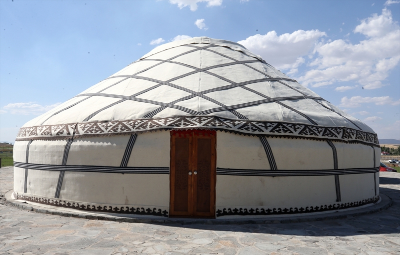 <p>Malazgirt Zaferi'nin 952. y�l d�n�m�n� 24-26 A�ustos'ta co�kuyla kutlayacaklar�n� ifade eden �ak�r, ��yle konu�tu:</p><p>'Per�embe g�n� etkinlik alan�m�z� ziyaret�ilerimize a�aca��z ve 3 g�n s�recek etkinliklerimiz ba�layacak. Bu anlamda sahada t�m haz�rl�klar�m�z tamamland�, eksikliklerimiz giderildi. Ziyaret�ilerimizin her t�rl� rahat� ve konforu d���n�ld�. �nsanlar�n etkinlikleri dolu dolu ya�amalar� noktas�nda, geleneksel ata sporlar�m�z, gen�lere y�nelik etkinliklerimiz, g�steri ekiplerimizin yer alaca�� bir program haz�rlad�k. Etkinliklerimizin 3. g�n�nde Say�n Cumhurba�kan�m�z�n te�rifleriyle, t�m devlet erkan�yla Malazgirt il�esinde etkinliklerimizi nihayetlendirece�iz. Say�n Cumhurba�kan�m�z orada halk�m�za hitap edecek. Mu�'ta kamu kurumlar�yla, siyasi partilerimizle, sivil toplum kurulu�lar�m�zla, vatanda�lar�m�zla, muhtarlar�m�zla, Say�n Cumhurba�kan�m�z� a��rlayaca��z.'</p>