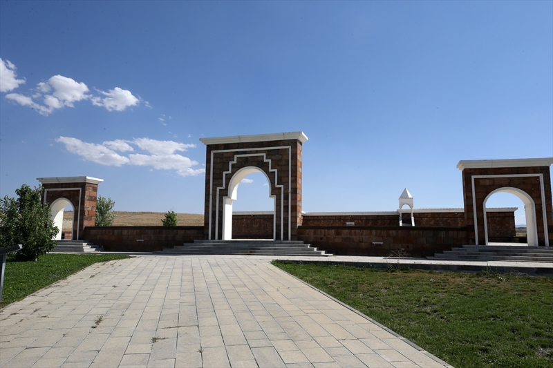 'Bu y�l Cumhuriyetimizin 100. y�l d�n�m�. Malazgirt Zaferi'ni, Cumhuriyetimizin 100. y�l�na yak���r �ekilde b�y�k bir co�ku ve kat�l�mla hep beraber kutlayaca��z. Mu�'ta �ok tatl� bir heyecan var. Cumhurba�kan�m�z� yo�un bir kat�l�mla kar��layaca��z. Geleneksel sporlar�m�z� vatanda�lar�m�zla bulu�turaca��z. G�steri ekiplerimiz ve konserlerimiz olacak. Vatanda�lar�m�za dolu dolu 3 g�n ya�atmay� hedefliyoruz.'