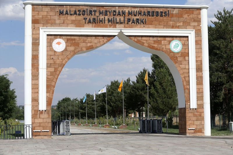 <p>- 'Vatanda�lar�m�za dolu dolu 3 g�n ya�atmay� hedefliyoruz'</p><p>Vali �ak�r, T�rklere Anadolu'nun kap�lar�n�n a��ld��� Malazgirt'teki milli parkta t�m haz�rl�klar�n tamamland���n� belirterek �unlar� kaydetti:</p>