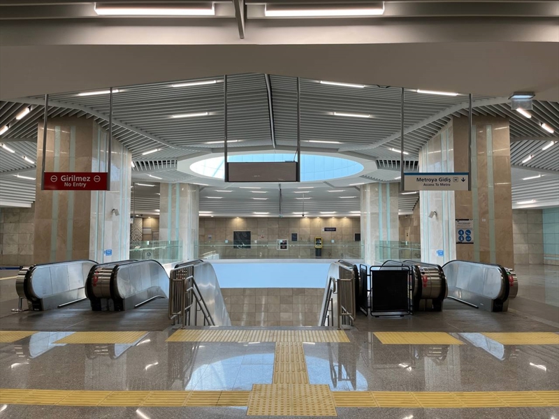 <p><b>- M3: 1 yürüyen merdiven servis dışı</b></p><p>M3 Kirazlı-Kayaşehir metro hattında toplam 13 durak bulunuyor. Hattın 12'nci durağı Toplu Konutlar'da 6 yürüyen merdivenden biri arızalı. Merdivenin giriş ve çıkışında 'Servis dışı kalacaktır' ibaresi yer alırken, bu durumun ne kadar süreceğine dair herhangi bir tarih bulunmuyor.</p>