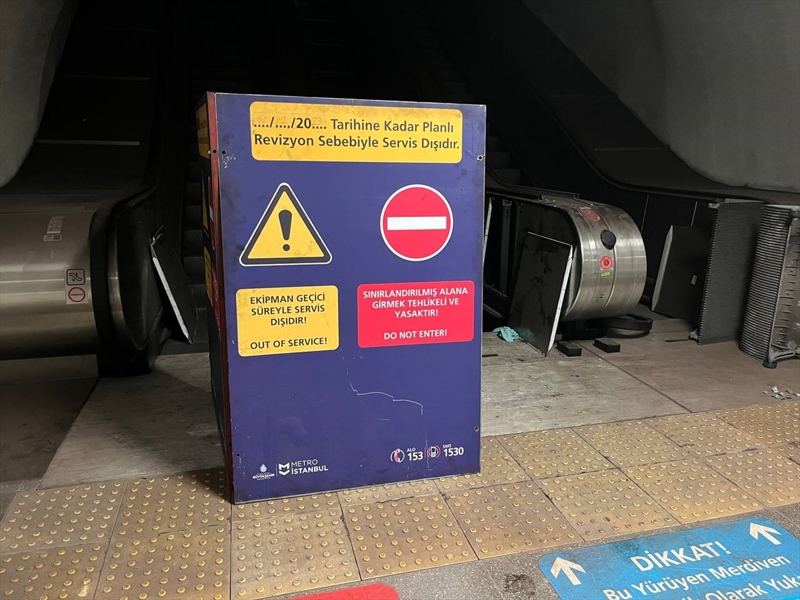 <p>Hattın metrobüs ile bağlantılı D-100 Karayolu üzerindeki Ataköy-Şirinevler durağındaki 5 yürüyen merdivenden İETT otobüslerinin bulunduğu taraftan metroya bağlanan 1 yürüyen merdiven de çalışmıyor. Niçin çalışmadığına yönelik bir bilginin paylaşılmadığı merdivenin giriş ve çıkışı ise paravan ile kapalı bulunuyor.</p>