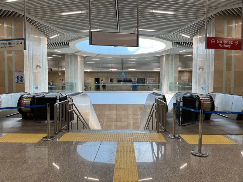 <p>Yine aynı durakta ve hattın Yenikapı istasyonunda da birer yürüyen merdivenin çalışmadığı, etrafı çevrilerek kapatılmadığı için de merdivenlerden vatandaşların yürüyerek indiği görüldü.</p><p>4. Levent durağında Çeliktepe yönündeki yürüyen merdivenin 'AVM yönetimi tarafından kapatıldığı' gerekçesi ile çalışmadığı, valiz ve eşya taşıyanların merdivenleri çıkarken zorlandığı gözlendi.</p>