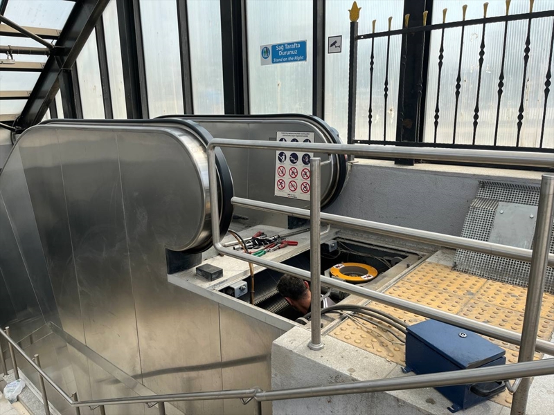 <p><b>- M1A: 2 yürüyen merdiven, 2 asansör çalışmıyor</b></p><p>İstanbul'un ilk hatlarından M1A Yenikapı-Atatürk Havalimanı hattı yaklaşık 27 kilometre. 18 duraklı güzergahta 61 yürüyen merdiven ile 45 asansör bulunuyor. Hattın ilk durağı Yenikapı. Buradan Marmaray, İstanbul Deniz Otobüsleri ve tramvaya aktarma yapmak mümkün. Her gün on binlerce kişinin aktarma yaptığı 'hub' sayılabilecek Yenikapı'da 9 yürüyen merdivenden biri çalışmıyor. Yine 6 asansörden biri hizmet dışı.</p>