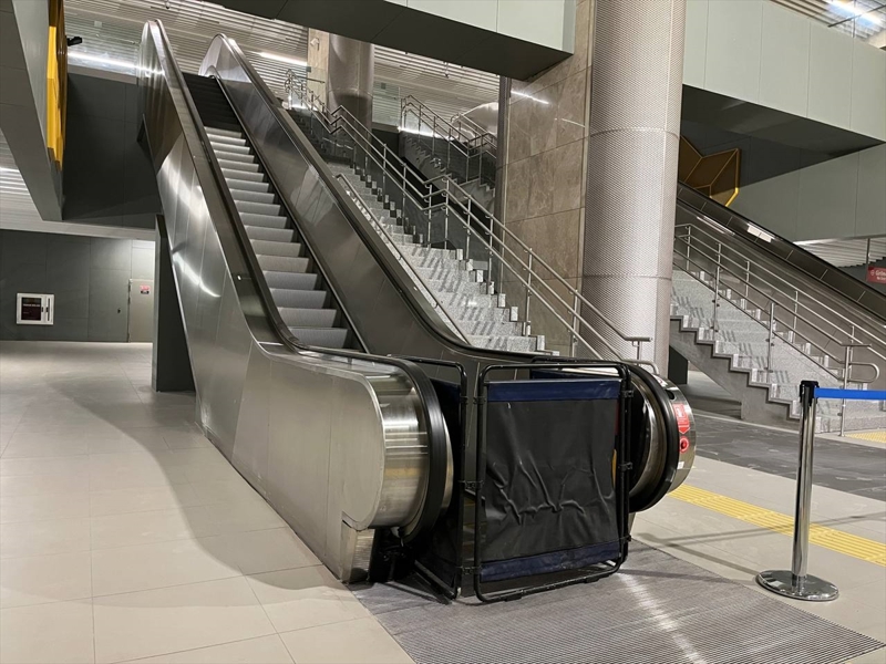 <p><b>- M1B: 12 yürüyen merdiven çalışmıyor</b></p><p>M1B Yenikapı-Kirazlı metro hattında toplamda 13 durak bulunuyor. Hattın 10'uncu durağı olan Menderes istasyonunda 10 yürüyen merdivenden 2'si paravanla kullanıma kapatılmış. Paravanın üzerindeki yazıdan merdivenin arızalı olduğu anlaşılıyor ancak 10 Mart 2023 tarihinde hizmet vermeye başlayacağı belirtilen merdiven bu tarihin üzerinden aylar geçmesine rağmen hala kullanıma kapalı.</p>