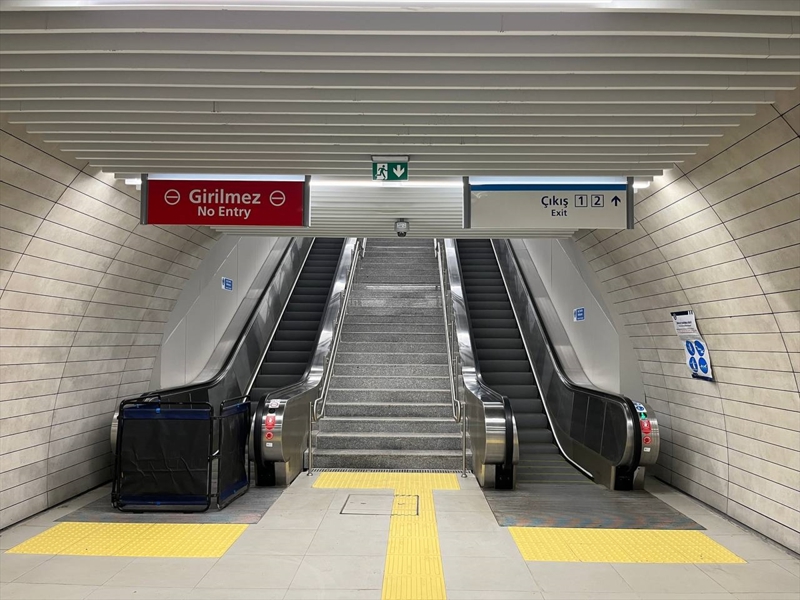 <p>Bağcılar Meydan durağında 20 yürüyen merdivenden 4'ünün paravanla kapatıldığı ve iki personelin bakım çalışması yaptığı görüldü. 6 yürüyen merdiven ise herhangi bir paravan veya bilgilendirme olmaksızın güvenlik şeridiyle kapatılmış durumda.</p>