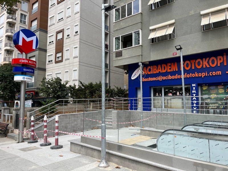 <p><b>- M7: 19 yürüyen merdiven, bir asansör çalışmıyor</b></p><p>20 kilometre uzunluğa sahip M7 Yıldız-Mahmutbey Metro Hattı'nda 17 durak bulunuyor. Metrobüs, metro ve 2 tramvay hattına entegre hattın iki istasyonu viyadük üstünde yer alıyor.</p><p>Hattın ilk durağı olan Yıldız'da 4, Fulya, Yeşilpınar, Yenimahalle, Çağlayan'da 2'şer, Mahmutbey'de 1, Karadeniz Mahallesi ve Tekstilkent - Giyimkent duraklarında ise 3'er yürüyen merdivenin çalışmadığı görüldü. Ayrıca Mecidiyeköy'de 1 asansör çalışmıyor. Yürüyen merdivenlerin bazısı paravan ile kapalı. Ancak bunların tasarruf için mi, arızalı olduğundan mı yoksa bakım nedeni ile mi hizmet dışı kaldığına ilişkin bilgi paylaşılmıyor. Bazılarında paravan bile bulunmuyor.</p>