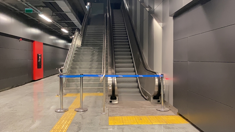 <p><b>- İBB: 40 yürüyen merdiven çalışmıyor</b></p><p>İBB megakentteki raylı sistemlerdeki arıza durumunu ise günlük olarak Metro İstanbul'un web sayfasında duyuruyor. Buna göre 24 Ağustos itibariyle toplam 40 yürüyen merdiven, 4 yürüyen bant ve 12 asansör arızalı.</p>