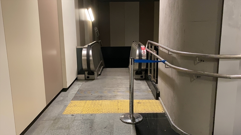 <p><b>- Beylikdüzü-Söğütlüçeşme Metrobüs Hattı: 1 asansör çalışmıyor</b></p><p>Beylikdüzü'den başlayıp Söğütlüçeşme'ye kadar uzanan 44 duraklı metrobüs hattında toplamda 64 asansör ve 36 yürüyen merdiven yer alıyor. Asansör ve yürüyen merdivenlerin genel olarak çalıştığı metrobüs hattının Avcılar Şükrübey istasyonunda yer alan bir asansörün çalışmadığı görüldü. 'Servis dışı' sinyali yanan asansörün ne zaman hizmet vereceği bilinmezken çevredekiler bu asansörün sık sık arızalandığını, bazen günlerce yapılmadığını söyledi.</p>