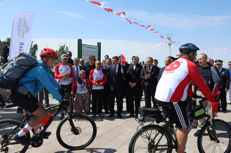 <p>Yöner, Büyük Taarruz'un, durum ve şartlar ne olursa olsun, vatan ve istiklal söz konusu olduğunda her Türk'ün gücünü ve imkanlarını sonuna kadar nasıl kullanabileceğini gösteren eşsiz bir destan, Türk'ün asil karakterini ve istiklale olan tutkusunu gösteren mukaddes bir ibare olduğunu söyledi.</p>