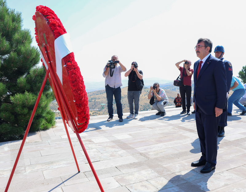 <p>Ecdadın emaneti olan bu vatanı, Türk milleti ve kahraman ordusunun, koşullar ne olursa olsun, kanı ve canı pahasına daima koruyacağını ve bağımsız Türkiye Cumhuriyeti ve aziz Türk milletinin dünya durdukça var olacağını belirten Yöner, Gazi Mustafa Kemal Atatürk ve kahraman silah ve arkadaşları başta olmak üzere vatan, millet, bayrak ve tüm mukaddes değerler adına canları feda eden şehitleri rahmetle, saygıyla, kahraman gazileri minnet ve şükranla yad etti. .</p>