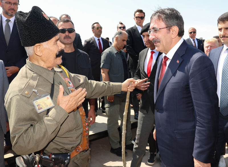 <p>Cumhurbaşkanı Yardımcısı Yılmaz ve beraberindekiler, daha sonra Yüzbaşı Agah Efendi Şehitliği'ni ziyaret etti. Saygı duruşu ve atışıyla başlayan tören İstiklal Marşı'nın okunması ve Kur'an-ı Kerim tilavetiyle devam etti. Ardından Yılmaz, şehit mezarlarına karanfil bıraktı ve dua etti.</p>