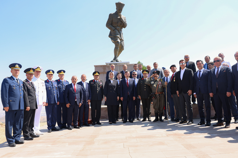 <p>Törene, Afyonkarahisar Valisi Kübra Güran Yiğitbaşı, Afyonkarahisar milletvekilleri, Belediye Başkanı Mehmet Zeybek, ilçe ve belde belediye başkanları ve askeri erkan ile çok sayıda vatandaş katıldı.</p>