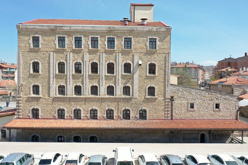 <p>Fabrikann halen alr vaziyette olduuna dikkat eken Bakan Diner, 'Cumhuriyetimizin ilk yllarnda kurulmu ve u an itibaryla da istesek faaliyetini srdrebilecek nitelie sahip fabrikalardan bir tanesi. Fabrikamz u an alr vaziyette. Ancak biz onu mze olarak ziyaretilerimize am bulunmaktayz. 7 gn boyunca ziyaretilerini arlyor. Ziyaretiler orada bilimsel aratrmalar yapabiliyorlar. Tarihe k tutan aratrmalar yaparak arivlerini de kullanabiliyorlar' ifadelerini kulland.</p>