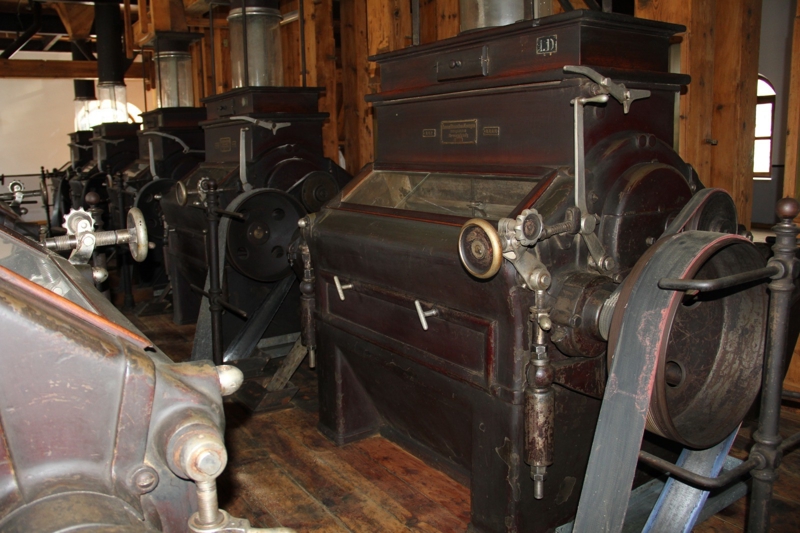 <p> O zamanlar un retmek maksadyla kuruluyor ve dneminde Kzlay, Genelkurmay Bakanl ve Ankara Halk Ekmek Fabrikas'na un temininde de yardmlar bulunuyor fabrikamzn. Yeni Cumhuriyetimizin, gen Cumhuriyetimizin ilk fabrikalarndan, zmir ktisat Kongresi'nde vurgu yaplan sanayileme projesine ilk admlarnda ve en nemli zellii de imece usul ile yereldeki vatandalarmzn imkanlaryla, destekleriyle kurulmu ok nemli bir sanayi yaps.</p>