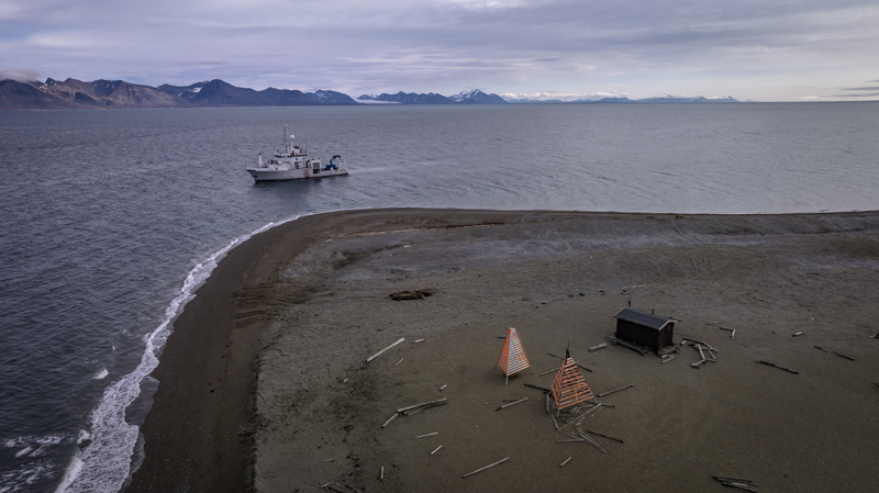 <p>Deniz buzunun erimesi bu saklanma alanlarn da yok etmesi sebebiyle halkal foklar savunmasz av haline getiriyor.  <span >te yandan bilim insanlar, kresel iklim deiiklii sonucu buzullarn erimesi sebebiyle ortaya kan baz virs ve bakterilerin kutup aylarna bulatn kefetti.</span></p>