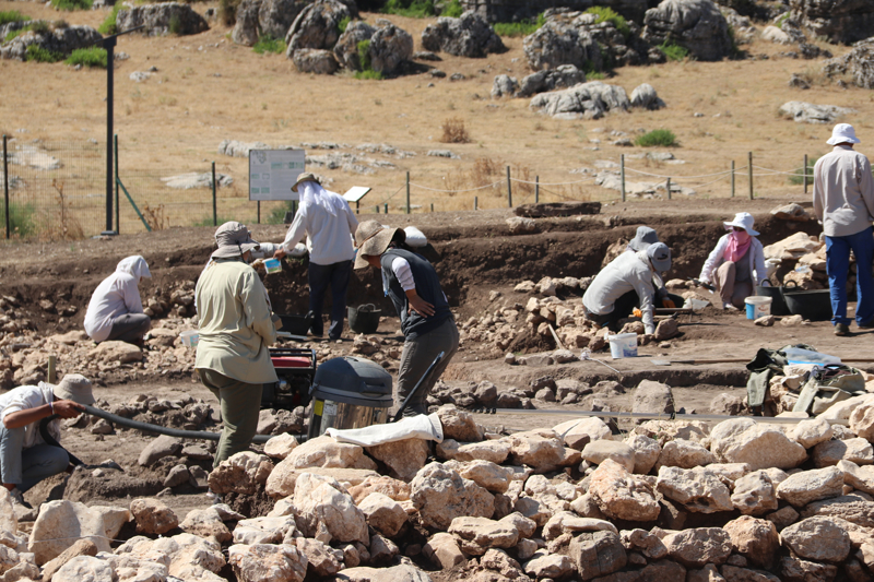 İki farklı zaman dilimine yönelik çalışma yürüttüklerini, bunların çanak çömlekli neolitik ve İlk Tunç Çağı olduğunu anlatan Özdoğan, höyükte mezarlık alanının tahminlerinden daha fazla bir alana yayıldığını kaydetti.
